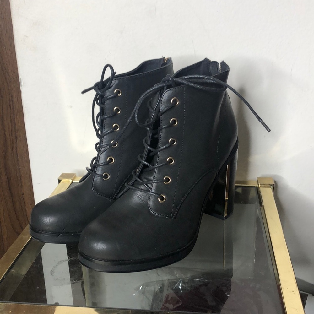 Torrid black zip back gold chunky heel ankle heeled booties size 10